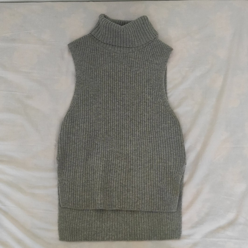 Sleeveless turtleneck sweater
